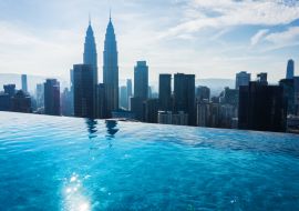 Lais Puzzle - Swimmingpool auf dem Hoteldach mit schönem Blick auf die Stadt. Kuala Lumpur - 1.000 Teile