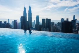 Lais Puzzle - Swimmingpool auf dem Hoteldach mit schönem Blick auf die Stadt. Kuala Lumpur - 2.000 Teile