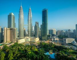 Lais Puzzle - Stadtbild von Kuala Lumpur Panorama bei Sonnenaufgang. Panoramabild eines Wolkenkratzers in Kuala Lumpur, Malaysia Skyline mit blauem Himmel - 40, 100, 200, 500, 1.000 & 2.000 Teile