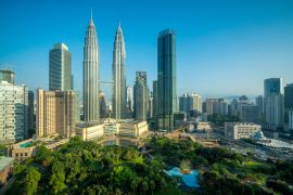 Lais Puzzle - Stadtbild von Kuala Lumpur Panorama bei Sonnenaufgang. Panoramabild eines Wolkenkratzers in Kuala Lumpur, Malaysia Skyline mit blauem Himmel - 2.000 Teile