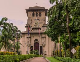 Lais Puzzle - Umgeben von Bäumen und Sträuchern führt der Weg zum Sultan Ibrahim Building in Johor Bahru Malaysia - 40, 100, 200, 500, 1.000 & 2.000 Teile