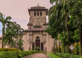 Lais Puzzle - Umgeben von Bäumen und Sträuchern führt der Weg zum Sultan Ibrahim Building in Johor Bahru Malaysia - 1.000 Teile