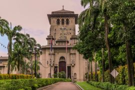 Lais Puzzle - Umgeben von Bäumen und Sträuchern führt der Weg zum Sultan Ibrahim Building in Johor Bahru Malaysia - 2.000 Teile