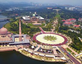 Lais Puzzle - Luftaufnahme der Putra-Moschee mit Gartenlandschaft und Putrajaya-See, Putrajaya. Die berühmteste Touristenattraktion in Kuala Lumpur City, Malaysia - 40, 100, 200, 500, 1.000 & 2.000 Teile