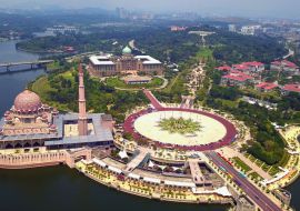 Lais Puzzle - Luftaufnahme der Putra-Moschee mit Gartenlandschaft und Putrajaya-See, Putrajaya. Die berühmteste Touristenattraktion in Kuala Lumpur City, Malaysia - 1.000 Teile