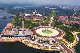 Lais Puzzle - Luftaufnahme der Putra-Moschee mit Gartenlandschaft und Putrajaya-See, Putrajaya. Die berühmteste Touristenattraktion in Kuala Lumpur City, Malaysia - 2.000 Teile