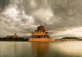 Lais Puzzle - Putrajaya, Malaysia- Die Putra Moschee, die Hauptmoschee von Putrajaya und berühmtes Wahrzeichen - 1.000 Teile