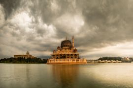 Lais Puzzle - Putrajaya, Malaysia- Die Putra Moschee, die Hauptmoschee von Putrajaya und berühmtes Wahrzeichen - 2.000 Teile