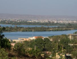 Lais Puzzle - Überblick über die Hauptstadt von Mali, Bamako, mit dem Fluss Niger im Hintergrund - 40, 100, 200, 500, 1.000 & 2.000 Teile