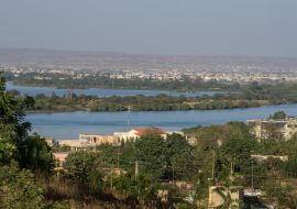 Lais Puzzle - Überblick über die Hauptstadt von Mali, Bamako, mit dem Fluss Niger im Hintergrund - 1.000 Teile