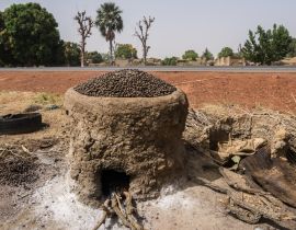 Lais Puzzle - Ein Haufen Kariténüsse, die in einem Lehmofen geröstet werden. Mali, Westafrika - 40, 100, 200, 500, 1.000 & 2.000 Teile