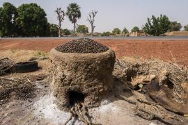 Lais Puzzle - Ein Haufen Kariténüsse, die in einem Lehmofen geröstet werden. Mali, Westafrika - 2.000 Teile