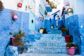 Lais Puzzle - Blaue Allee mit Blumentöpfen in der Medina, Chefchaouen, Marokko - 2.000 Teile
