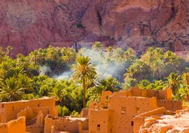 Lais Puzzle - Die alte marokkanische Stadt bei Tinghir mit alten Kasbahs und hohem Atlasgebirge im Hintergrund, Tinghir, Marokko in Afrika - 1.000 Teile