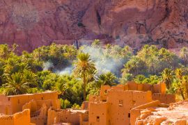 Lais Puzzle - Die alte marokkanische Stadt bei Tinghir mit alten Kasbahs und hohem Atlasgebirge im Hintergrund, Tinghir, Marokko in Afrika - 2.000 Teile