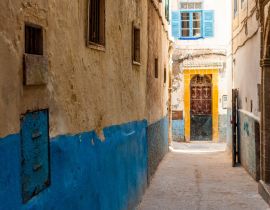 Lais Puzzle - Eine kleine Straße in der Medina von Essaouira in Marokko. Der Boden der Wände ist blau gestrichen. - 40, 100, 200, 500, 1.000 & 2.000 Teile