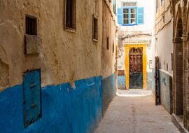Lais Puzzle - Eine kleine Straße in der Medina von Essaouira in Marokko. Der Boden der Wände ist blau gestrichen. - 1.000 Teile