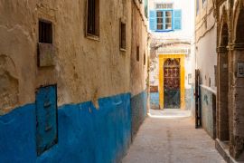 Lais Puzzle - Eine kleine Straße in der Medina von Essaouira in Marokko. Der Boden der Wände ist blau gestrichen. - 2.000 Teile