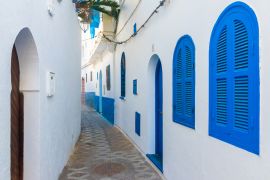 Lais Puzzle - Schöne Straße der weißen alten Medina des Dorfes Asilah in Marokko - 2.000 Teile