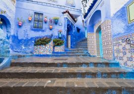 Lais Puzzle - Traditionelle typisch marokkanische architektonische Details in Chefchaouen, Marokko, Afrika Schöne Straße der blauen Medina mit blauen Mauern - 1.000 Teile