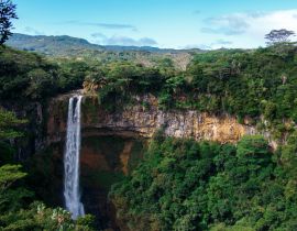 Lais Puzzle - Landschaft mit einem Wasserfall auf Mauritius - 40, 100, 200, 500, 1.000 & 2.000 Teile