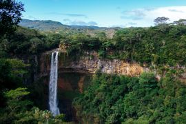 Lais Puzzle - Landschaft mit einem Wasserfall auf Mauritius - 2.000 Teile