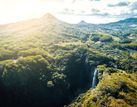 Lais Puzzle - Luftaufnahme des Chamarel-Wasserfalls auf Mauritius - 40, 100, 200, 500, 1.000 & 2.000 Teile
