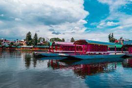 Lais Puzzle - Bunte mexikanische Trajineras auf dem See von Xochimilco - 2.000 Teile