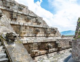Lais Puzzle - Architektonische Details mit Drachenkopfabfluss der mesoamerikanischen Pyramiden und grünes Grasland in Teotihuacan, einer alten mesoamerikanischen Stadt in einem Seitental des Tals von Mexiko - 40, 100, 200, 500, 1.000 & 2.000 Teile