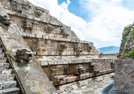 Lais Puzzle - Architektonische Details mit Drachenkopfabfluss der mesoamerikanischen Pyramiden und grünes Grasland in Teotihuacan, einer alten mesoamerikanischen Stadt in einem Seitental des Tals von Mexiko - 1.000 Teile