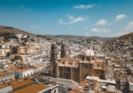 Lais Puzzle - Luftaufnahme der Kathedrale in Zacatecas, Mexiko, unter blauem Himmel bei Tageslicht - 1.000 Teile