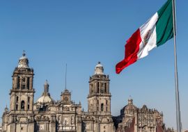 Lais Puzzle - Kathedrale in Mexiko-Stadt mit wehender mexikanischer Flagge - 1.000 Teile