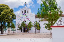 Lais Puzzle - Beeindruckender Blick auf die Kirche San Lorenzo und ihre Vorhalle mit bunten Gebetsfahnen, Zinacantan, Chiapas, Mexiko - 2.000 Teile