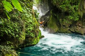 Lais Puzzle - Springen am wunderschönen Puente de Dios-Wasserfall und Cenote, Tamasopo, San Luis Potosi, Mexiko - 2.000 Teile