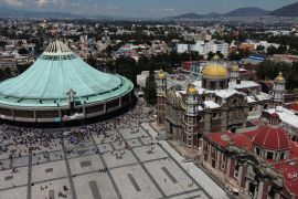 Lais Puzzle - Basilika Virgin of Guadalupe mit vielen Besuchern an einem sonnigen Wochenende in Mexiko-Stadt, Mexiko - 2.000 Teile