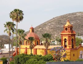 Lais Puzzle - St. Sebastians Tempel und Kirche von Peña de Bernal City im Bundesstaat Querétaro in Zentralmexiko - 40, 100, 200, 500, 1.000 & 2.000 Teile