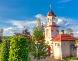 Lais Puzzle - Eingangsgebäude mit Glockenturm des christlichen Klosters Curchi, Moldawien - 40, 100, 200, 500, 1.000 & 2.000 Teile