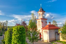 Lais Puzzle - Eingangsgebäude mit Glockenturm des christlichen Klosters Curchi, Moldawien - 2.000 Teile