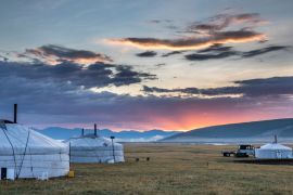 Lais Puzzle - mongolische Gers in einer Landschaft - 2.000 Teile