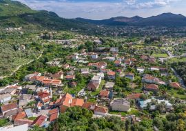 Lais Puzzle - Das Dorf Podgrad von Stari Bar aus gesehen, in der Nähe der Stadt Bar in Montenegro - 1.000 Teile