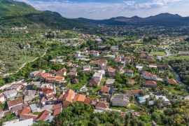 Lais Puzzle - Das Dorf Podgrad von Stari Bar aus gesehen, in der Nähe der Stadt Bar in Montenegro - 2.000 Teile