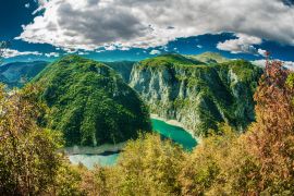 Lais Puzzle - Blick auf den Canyon des Flusses Piva und den See in Montenegro - 2.000 Teile