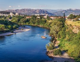 Lais Puzzle - Blick auf den Fluss Moraca in der Stadt Podgorica, Montenegro - 40, 100, 200, 500, 1.000 & 2.000 Teile