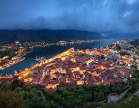 Lais Puzzle - Panorama der Altstadt von Kotor und der Bucht von Kotor in der Abenddämmerung, Montenegro - 40, 100, 200, 500, 1.000 & 2.000 Teile