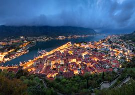 Lais Puzzle - Panorama der Altstadt von Kotor und der Bucht von Kotor in der Abenddämmerung, Montenegro - 1.000 Teile
