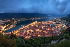 Lais Puzzle - Panorama der Altstadt von Kotor und der Bucht von Kotor in der Abenddämmerung, Montenegro - 2.000 Teile