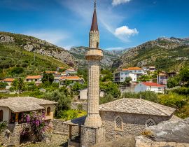 Lais Puzzle - Blick von den Festungsmauern der alten Festung in Stari Bar, Montenegro, auf den Uhrenturm und das umliegende Dorf - 40, 100, 200, 500, 1.000 & 2.000 Teile