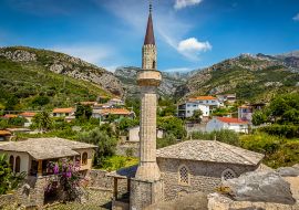 Lais Puzzle - Blick von den Festungsmauern der alten Festung in Stari Bar, Montenegro, auf den Uhrenturm und das umliegende Dorf - 1.000 Teile