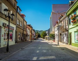 Lais Puzzle - Die Hauptstraße der malerischen und bunten Stadt Cetinje, Montenegro - 40, 100, 200, 500, 1.000 & 2.000 Teile