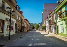 Lais Puzzle - Die Hauptstraße der malerischen und bunten Stadt Cetinje, Montenegro - 1.000 Teile